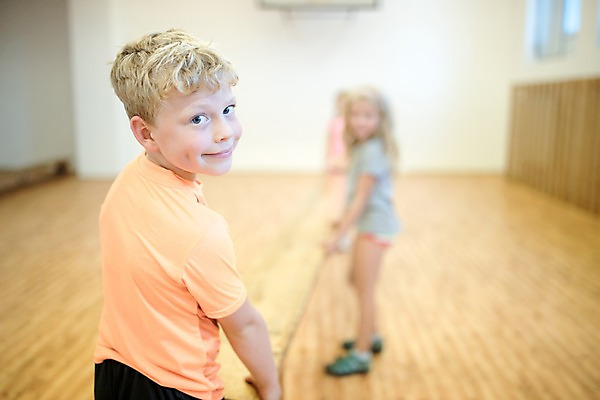 포토 JPG 전신 서양인 외국인 응시 여자 교육 남자 어린이 학교 실내 서기 미소 들기 사람 상반신 옆모습 뒷모습 아웃포커스 10대 세명 운동 스쿨라이프 뒤돌아보기 즐거움 체육관 체육시간 체코 나무판자 체육교육 의료성형뷰티 어린이만 국내포토 라이프스타일 시선 감정 유럽 뷰포인트 모션 청소년 수업 촬영기법 표정 건강 인종 내부 목재 체육 파일형식