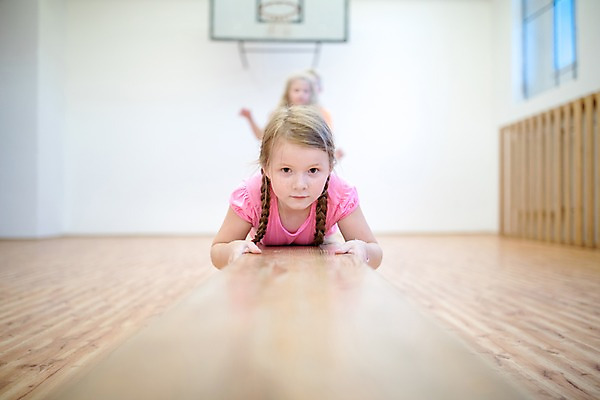 포토 JPG 서양인 외국인 응시 여자 교육 남자 어린이 엎드리기 학교 실내 서기 사람 상반신 앞모습 아웃포커스 10대 세명 운동 스쿨라이프 균형 즐거움 체육관 체육시간 체코 나무판자 체육교육 의료성형뷰티 어린이만 국내포토 라이프스타일 시선 감정 유럽 뷰포인트 모션 청소년 수업 촬영기법 건강 인종 내부 목재 체육 파일형식