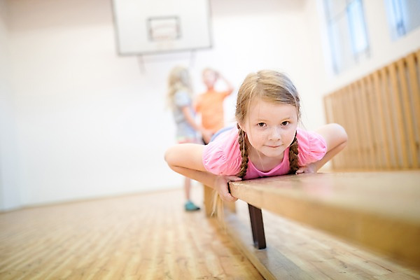 포토 JPG 전신 서양인 외국인 응시 여자 교육 남자 어린이 엎드리기 학교 실내 서기 미소 사람 앞모습 아웃포커스 10대 세명 운동 스쿨라이프 균형 즐거움 체육관 체육시간 체코 나무판자 체육교육 의료성형뷰티 어린이만 국내포토 라이프스타일 시선 감정 유럽 뷰포인트 모션 청소년 수업 촬영기법 표정 건강 인종 내부 목재 체육 파일형식