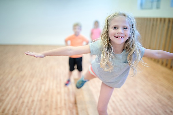 포토 JPG 전신 서양인 외국인 응시 여자 교육 남자 어린이 학교 팔벌리기 실내 서기 미소 사람 앞모습 아웃포커스 10대 세명 운동 스쿨라이프 균형 즐거움 체육관 체육시간 체코 나무판자 체육교육 중심잡기 의료성형뷰티 어린이만 국내포토 라이프스타일 시선 감정 유럽 뷰포인트 모션 청소년 수업 촬영기법 표정 건강 인종 내부 목재 체육 파일형식