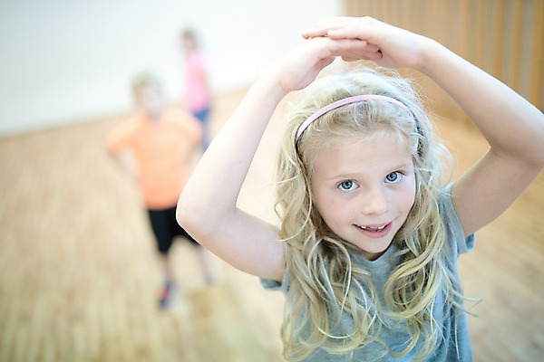 포토 JPG 전신 서양인 외국인 응시 여자 교육 남자 어린이 학교 실내 서기 미소 사람 상반신 앞모습 아웃포커스 10대 세명 운동 스쿨라이프 손들기 균형 즐거움 체육관 체육시간 체코 나무판자 체육교육 의료성형뷰티 어린이만 국내포토 라이프스타일 시선 감정 유럽 뷰포인트 모션 청소년 수업 촬영기법 표정 건강 인종 내부 목재 체육 파일형식