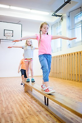 포토 JPG 전신 서양인 외국인 응시 여자 교육 남자 어린이 학교 팔벌리기 실내 사람 앞모습 10대 세명 운동 스쿨라이프 걷기 균형 집중 체육관 체육시간 체코 나무판자 체육교육 의료성형뷰티 어린이만 국내포토 라이프스타일 시선 유럽 뷰포인트 컨셉 모션 청소년 수업 건강 인종 내부 목재 체육 파일형식
