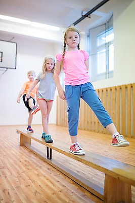 포토 JPG 전신 서양인 외국인 응시 여자 교육 남자 어린이 학교 실내 서기 사람 앞모습 10대 세명 운동 스쿨라이프 걷기 균형 집중 체육관 체육시간 체코 나무판자 체육교육 의료성형뷰티 어린이만 국내포토 라이프스타일 시선 유럽 뷰포인트 컨셉 모션 청소년 수업 건강 인종 내부 목재 체육 파일형식