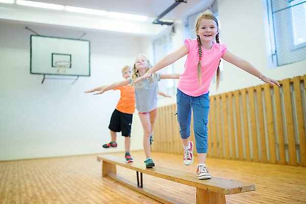 포토 JPG 전신 서양인 외국인 응시 여자 남자 어린이 학교 팔벌리기 실내 서기 미소 사람 10대 세명 운동 스쿨라이프 걷기 균형 집중 체육관 체육시간 체코 나무판자 체육교육 의료성형뷰티 어린이만 국내포토 라이프스타일 시선 교육 유럽 컨셉 모션 청소년 수업 표정 건강 인종 내부 목재 체육 파일형식