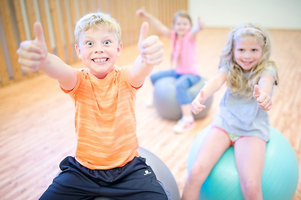포토 JPG 전신 서양인 외국인 응시 여자 교육 남자 어린이 학교 팔벌리기 실내 미소 사람 앉기 상반신 앞모습 아웃포커스 10대 세명 운동 스쿨라이프 엄지손가락 최고 짐볼 즐거움 체육관 체육시간 체코 체육교육 손뻗기 의료성형뷰티 어린이만 국내포토 라이프스타일 시선 감정 유럽 뷰포인트 손가락 모션 청소년 수업 촬영기법 표정 건강 인종 내부 체육 파일형식