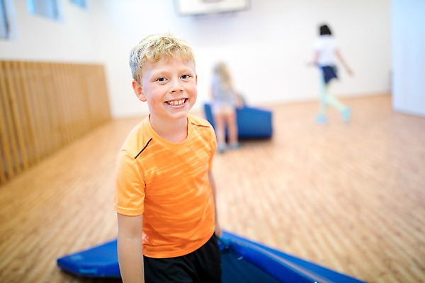 포토 JPG 전신 서양인 외국인 응시 여자 교육 남자 어린이 학교 실내 서기 미소 사람 상반신 앞모습 뒷모습 아웃포커스 10대 세명 운동 스쿨라이프 즐거움 체육관 체육시간 체코 체육교육 의료성형뷰티 어린이만 국내포토 라이프스타일 시선 감정 유럽 뷰포인트 모션 청소년 수업 촬영기법 표정 건강 인종 내부 체육 파일형식