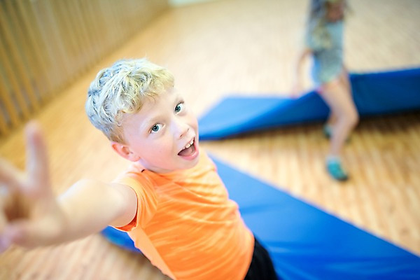 포토 JPG 전신 서양인 외국인 응시 여자 교육 남자 어린이 학교 실내 서기 미소 사람 상반신 두명 옆모습 아웃포커스 10대 운동 스쿨라이프 즐거움 체육관 브이 체육시간 체코 체육교육 의료성형뷰티 어린이만 국내포토 라이프스타일 시선 감정 유럽 뷰포인트 모션 청소년 수업 촬영기법 표정 건강 인종 손짓 내부 체육 파일형식