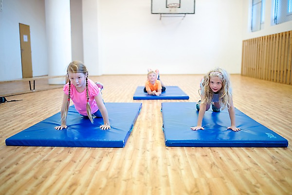포토 JPG 전신 서양인 외국인 응시 여자 교육 남자 어린이 엎드리기 학교 실내 사람 앞모습 10대 세명 운동 스쿨라이프 매트 집중 체육관 체육시간 체코 체육교육 의료성형뷰티 어린이만 국내포토 라이프스타일 시선 유럽 뷰포인트 컨셉 모션 청소년 수업 건강 인종 내부 체육 파일형식