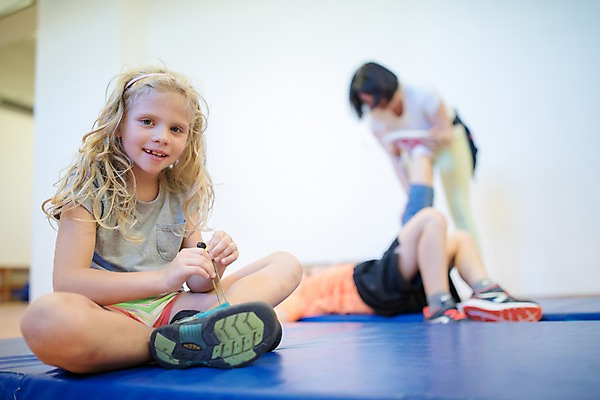 포토 JPG 서양인 외국인 응시 여자 교육 남자 어린이 학교 휴식 실내 서기 미소 사람 앉기 여러명 성인 옆모습 아웃포커스 10대 눕기 운동 스쿨라이프 매트 체육관 체육시간 체코 체육교육 윗몸일으키기 의료성형뷰티 국내포토 라이프스타일 시선 유럽 뷰포인트 다수 컨셉 모션 청소년 수업 촬영기법 표정 건강 인종 내부 체육 파일형식
