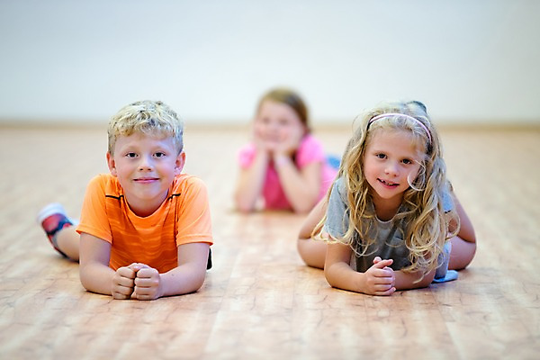 포토 JPG 전신 서양인 외국인 응시 여자 교육 남자 어린이 엎드리기 학교 휴식 실내 미소 사람 앞모습 아웃포커스 10대 세명 눕기 운동 스쿨라이프 집중 체육관 체육시간 체코 체육교육 어린이만 국내포토 라이프스타일 시선 유럽 뷰포인트 컨셉 모션 청소년 수업 촬영기법 표정 건강 인종 내부 체육 파일형식