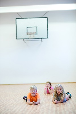 포토 JPG 전신 서양인 외국인 응시 여자 교육 남자 어린이 엎드리기 학교 실내 미소 사람 앞모습 10대 세명 눕기 운동 스쿨라이프 집중 체육관 체육시간 농구대 체코 체육교육 어린이만 국내포토 라이프스타일 시선 유럽 뷰포인트 컨셉 모션 청소년 수업 표정 건강 인종 내부 골대 체육 파일형식