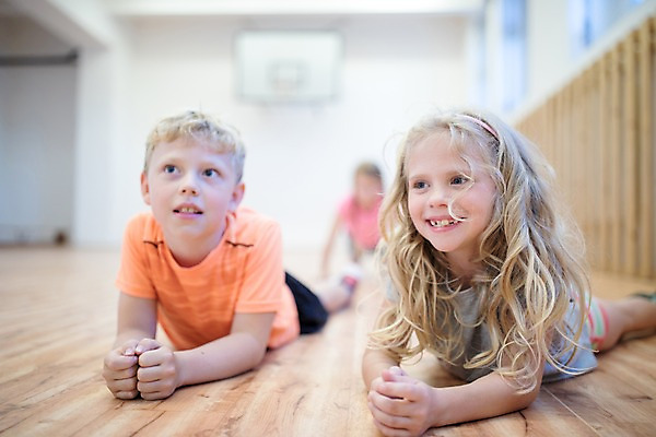 포토 JPG 전신 서양인 외국인 응시 여자 교육 남자 어린이 엎드리기 학교 실내 미소 사람 앞모습 아웃포커스 10대 세명 운동 스쿨라이프 즐거움 체육관 체육시간 체코 체육교육 어린이만 국내포토 라이프스타일 시선 감정 유럽 뷰포인트 모션 청소년 수업 촬영기법 표정 건강 인종 내부 체육 파일형식