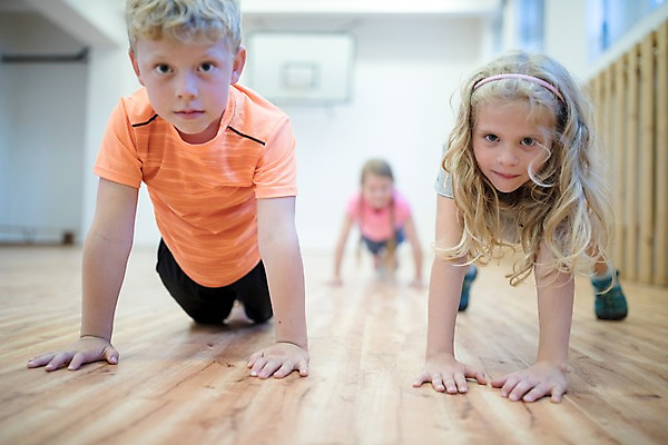 포토 JPG 전신 서양인 외국인 응시 여자 교육 남자 어린이 엎드리기 학교 실내 사람 앞모습 아웃포커스 10대 세명 운동 스쿨라이프 팔굽혀펴기 집중 체육관 체육시간 체코 체육교육 어린이만 맨몸운동 국내포토 라이프스타일 시선 유럽 뷰포인트 컨셉 모션 청소년 수업 촬영기법 건강 인종 내부 체육 파일형식