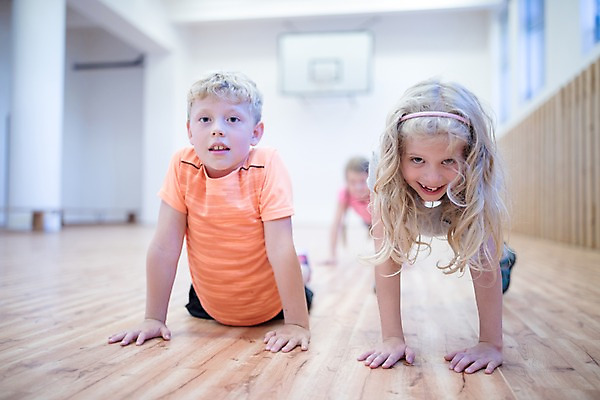 포토 JPG 전신 서양인 외국인 응시 여자 교육 남자 어린이 엎드리기 학교 실내 사람 앞모습 아웃포커스 10대 세명 운동 스쿨라이프 팔굽혀펴기 집중 체육관 체육시간 체코 체육교육 어린이만 맨몸운동 국내포토 라이프스타일 시선 유럽 뷰포인트 컨셉 모션 청소년 수업 촬영기법 건강 인종 내부 체육 파일형식