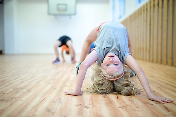 포토 JPG 전신 서양인 외국인 응시 여자 교육 남자 어린이 학교 실내 사람 앞모습 10대 세명 눕기 운동 스쿨라이프 스트레칭 집중 체육관 체육시간 체코 체육교육 어린이만 국내포토 라이프스타일 시선 유럽 뷰포인트 컨셉 모션 청소년 수업 건강 인종 내부 체육 파일형식