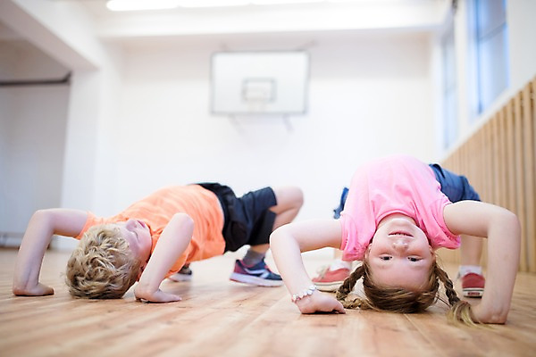 포토 JPG 전신 서양인 외국인 응시 여자 교육 남자 어린이 학교 실내 미소 사람 두명 앞모습 10대 눕기 운동 스쿨라이프 스트레칭 집중 즐거움 체육관 체육시간 체코 체육교육 어린이만 국내포토 라이프스타일 시선 감정 유럽 뷰포인트 컨셉 모션 청소년 수업 표정 건강 인종 내부 체육 파일형식