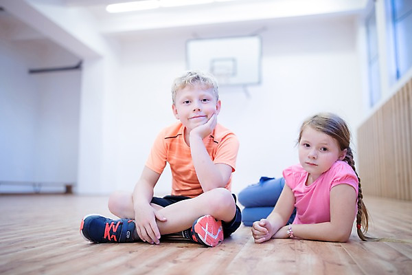 포토 JPG 전신 서양인 외국인 응시 여자 남자 어린이 학교 휴식 실내 사람 앉기 두명 앞모습 10대 눕기 운동 스쿨라이프 턱괴기 집중 체육관 체육시간 체코 체육교육 어린이만 국내포토 라이프스타일 시선 교육 유럽 뷰포인트 컨셉 모션 청소년 수업 건강 인종 내부 체육 파일형식