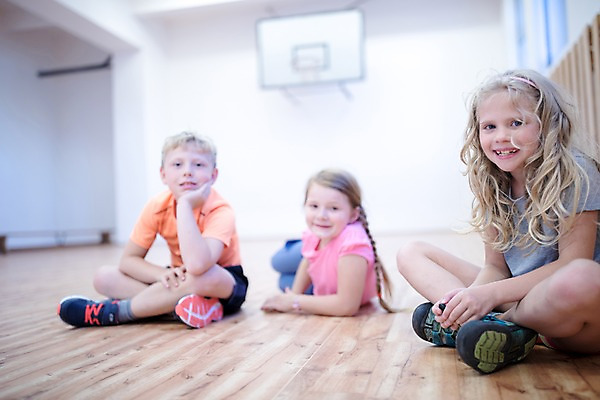 포토 JPG 전신 서양인 외국인 응시 여자 남자 어린이 학교 실내 미소 사람 앉기 앞모습 아웃포커스 10대 세명 눕기 운동 스쿨라이프 턱괴기 즐거움 체육관 체육시간 체코 체육교육 어린이만 국내포토 라이프스타일 시선 교육 감정 유럽 뷰포인트 모션 청소년 수업 촬영기법 표정 건강 인종 내부 체육 파일형식
