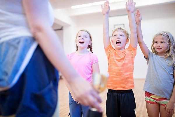 포토 JPG 서양인 외국인 손 여자 남자 어린이 학교 실내 서기 사람 여러명 상반신 성인 앞모습 뒷모습 10대 운동 스쿨라이프 손들기 즐거움 체육관 체육시간 체코 체육교육 국내포토 라이프스타일 교육 감정 유럽 뷰포인트 다수 모션 청소년 수업 건강 인종 내부 신체부위 체육 파일형식