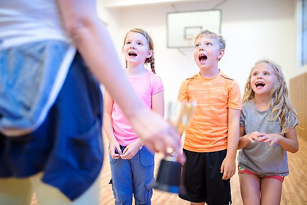 포토 JPG 서양인 외국인 손 응시 여자 남자 어린이 학교 실내 서기 미소 사람 여러명 상반신 성인 앞모습 뒷모습 10대 운동 스쿨라이프 교사 트로피 즐거움 체육관 체육시간 체코 체육교육 대답 국내포토 직업 라이프스타일 시선 교육 감정 유럽 뷰포인트 다수 모션 청소년 수업 표정 건강 인종 내부 신체부위 상_우승 체육 파일형식