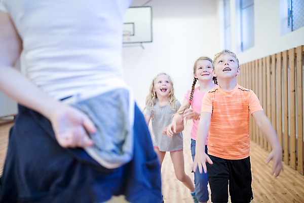 포토 JPG 서양인 외국인 손 여자 남자 어린이 학교 실내 서기 미소 사람 여러명 상반신 앞모습 뒷모습 10대 운동 스쿨라이프 트로피 즐거움 체육관 체육시간 체코 체육교육 어린이만 국내포토 라이프스타일 교육 감정 유럽 뷰포인트 다수 모션 청소년 수업 표정 건강 인종 내부 신체부위 상_우승 체육 파일형식