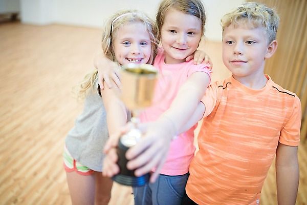 포토 JPG 서양인 외국인 손 응시 여자 남자 어린이 학교 실내 서기 미소 사람 상반신 앞모습 아웃포커스 10대 세명 운동 스쿨라이프 트로피 즐거움 체육관 체육시간 체코 체육교육 어린이만 국내포토 라이프스타일 시선 교육 감정 유럽 뷰포인트 모션 청소년 수업 촬영기법 표정 건강 인종 내부 신체부위 상_우승 체육 파일형식
