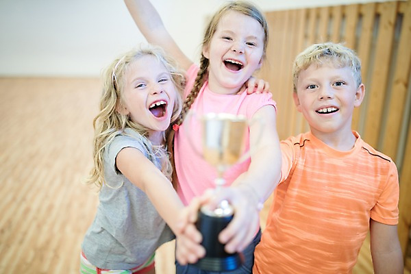 포토 JPG 서양인 외국인 응시 여자 남자 어린이 학교 실내 서기 미소 사람 상반신 앞모습 10대 세명 운동 스쿨라이프 손들기 잡기 트로피 즐거움 체육관 체육시간 체코 체육교육 어린이만 국내포토 라이프스타일 시선 교육 감정 유럽 뷰포인트 모션 청소년 수업 표정 건강 인종 내부 상_우승 체육 파일형식