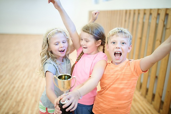 포토 JPG 서양인 외국인 손 여자 남자 어린이 학교 실내 서기 미소 사람 상반신 앞모습 10대 세명 운동 스쿨라이프 손들기 잡기 트로피 즐거움 체육관 체육시간 체코 체육교육 어린이만 국내포토 라이프스타일 교육 감정 유럽 뷰포인트 모션 청소년 수업 표정 건강 인종 내부 신체부위 상_우승 체육 파일형식