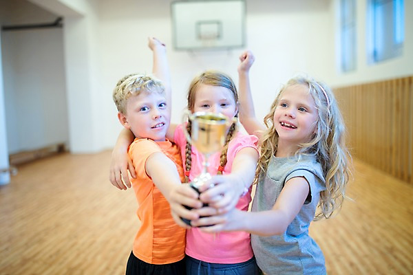 포토 JPG 서양인 외국인 손 응시 여자 남자 어린이 학교 실내 서기 미소 사람 상반신 앞모습 아웃포커스 10대 세명 운동 스쿨라이프 손들기 잡기 트로피 즐거움 체육관 체육시간 체코 체육교육 어린이만 국내포토 라이프스타일 시선 교육 감정 유럽 뷰포인트 모션 청소년 수업 촬영기법 표정 건강 인종 내부 신체부위 상_우승 체육 파일형식