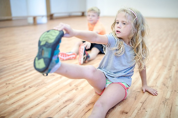 포토 JPG 전신 서양인 외국인 응시 여자 남자 어린이 학교 실내 사람 앉기 두명 앞모습 옆모습 아웃포커스 10대 운동 스쿨라이프 스트레칭 집중 체육관 체육시간 체코 체육교육 다리들기 의료성형뷰티 어린이만 국내포토 라이프스타일 시선 교육 유럽 뷰포인트 컨셉 모션 청소년 수업 촬영기법 건강 인종 내부 체육 파일형식