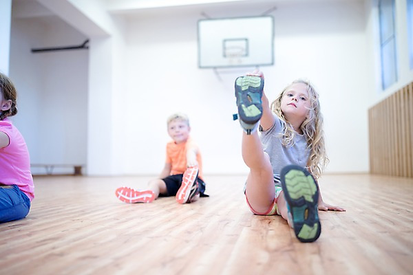 포토 JPG 전신 서양인 외국인 응시 여자 교육 남자 어린이 학교 실내 사람 앉기 앞모습 아웃포커스 10대 세명 운동 스쿨라이프 스트레칭 집중 체육관 체육시간 체코 체육교육 다리들기 의료성형뷰티 어린이만 국내포토 라이프스타일 시선 유럽 뷰포인트 컨셉 모션 청소년 수업 촬영기법 건강 인종 내부 체육 파일형식