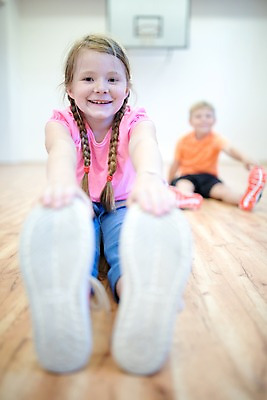 포토 JPG 전신 서양인 외국인 응시 여자 남자 어린이 학교 실내 미소 사람 앉기 두명 앞모습 아웃포커스 10대 운동 스쿨라이프 즐거움 체육관 체육시간 체코 체육교육 의료성형뷰티 어린이만 국내포토 라이프스타일 시선 교육 감정 유럽 뷰포인트 모션 청소년 수업 촬영기법 표정 건강 인종 내부 체육 파일형식