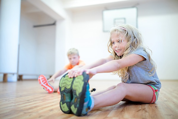 포토 JPG 전신 서양인 외국인 응시 여자 교육 남자 어린이 학교 실내 미소 사람 앉기 두명 옆모습 아웃포커스 10대 운동 스쿨라이프 스트레칭 집중 체육관 체육시간 체코 체육교육 의료성형뷰티 어린이만 국내포토 라이프스타일 시선 유럽 뷰포인트 컨셉 모션 청소년 수업 촬영기법 표정 건강 인종 내부 체육 파일형식