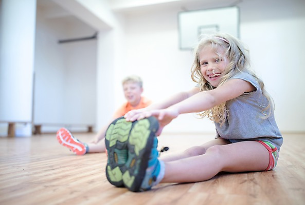 포토 JPG 전신 서양인 외국인 응시 여자 교육 남자 어린이 학교 실내 미소 사람 앉기 두명 옆모습 아웃포커스 10대 운동 스쿨라이프 스트레칭 즐거움 체육관 체육시간 체코 체육교육 의료성형뷰티 어린이만 국내포토 라이프스타일 시선 감정 유럽 뷰포인트 모션 청소년 수업 촬영기법 표정 건강 인종 내부 체육 파일형식