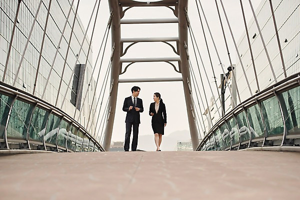 포토 JPG 주간 전신 응시 여자 남자 비즈니스 직장 대화 사람 정장 빌딩 20대 성인 야외 두명 앞모습 마주보기 걷기 한국인 직장인 비즈니스맨 비즈니스우먼 상사 동료 육교 성인만 판교 국내포토 자연요소 직업 시선 옷 뷰포인트 회사 관계 모션 말하기 동양인 청년 건물 다리_건축물 분당 파일형식