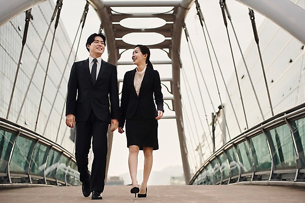 포토 JPG 주간 전신 응시 여자 남자 비즈니스 직장 대화 미소 사람 정장 20대 성인 야외 두명 앞모습 걷기 한국인 직장인 비즈니스맨 비즈니스우먼 상사 동료 즐거움 육교 성인만 판교 국내포토 자연요소 직업 시선 옷 감정 뷰포인트 회사 관계 모션 표정 말하기 동양인 청년 다리_건축물 분당 파일형식