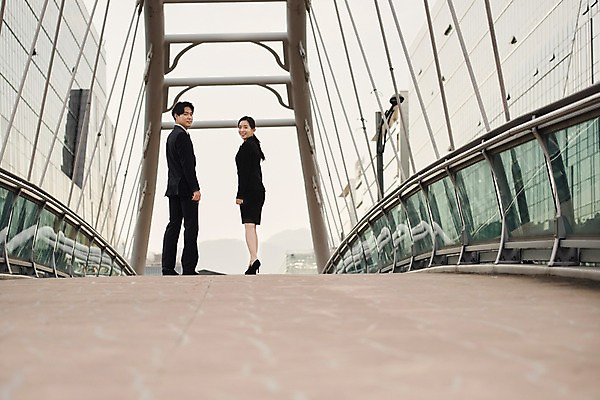 포토 JPG 주간 전신 응시 여자 남자 비즈니스 직장 대화 미소 사람 정장 20대 성인 야외 두명 뒷모습 걷기 한국인 직장인 비즈니스맨 비즈니스우먼 뒤돌아보기 상사 동료 육교 성인만 판교 국내포토 자연요소 직업 시선 옷 뷰포인트 회사 관계 모션 표정 말하기 동양인 청년 다리_건축물 분당 파일형식