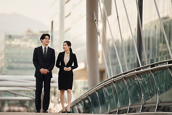 포토 JPG 주간 전신 응시 여자 남자 비즈니스 직장 대화 미소 사람 정장 20대 성인 야외 두명 앞모습 걷기 한국인 직장인 비즈니스맨 비즈니스우먼 상사 동료 육교 성인만 판교 국내포토 자연요소 직업 시선 옷 뷰포인트 회사 관계 모션 표정 말하기 동양인 청년 다리_건축물 분당 파일형식