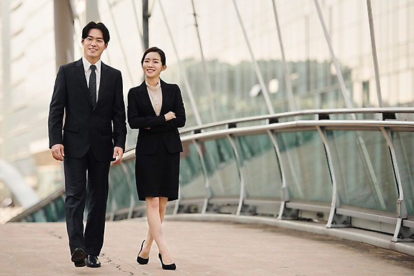 포토 JPG 주간 전신 응시 여자 남자 비즈니스 직장 대화 미소 사람 정장 20대 성인 야외 두명 앞모습 걷기 팔짱 한국인 직장인 비즈니스맨 비즈니스우먼 상사 동료 육교 성인만 판교 국내포토 자연요소 직업 시선 옷 뷰포인트 회사 관계 모션 표정 말하기 동양인 청년 다리_건축물 분당 파일형식