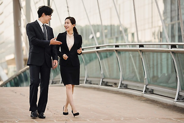포토 JPG 주간 전신 응시 여자 남자 비즈니스 직장 대화 미소 사람 정장 손짓 20대 성인 야외 두명 앞모습 마주보기 걷기 한국인 직장인 비즈니스맨 비즈니스우먼 상사 동료 육교 성인만 판교 국내포토 자연요소 직업 시선 옷 뷰포인트 회사 관계 모션 표정 말하기 동양인 청년 다리_건축물 분당 파일형식