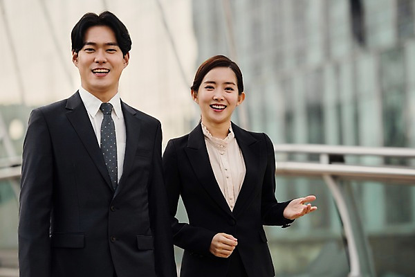 포토 JPG 주간 응시 여자 남자 비즈니스 직장 미소 사람 정장 손짓 상반신 20대 성인 야외 두명 앞모습 한국인 직장인 비즈니스맨 비즈니스우먼 상사 동료 즐거움 육교 성인만 판교 국내포토 자연요소 직업 시선 옷 감정 뷰포인트 회사 관계 모션 표정 동양인 청년 다리_건축물 분당 파일형식