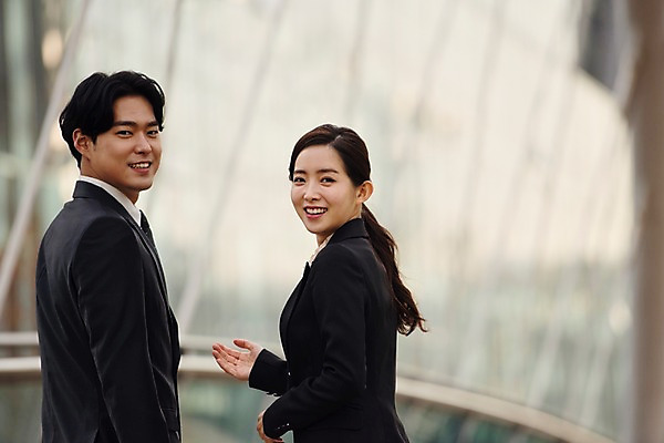 포토 JPG 주간 응시 여자 남자 비즈니스 직장 대화 미소 사람 정장 손짓 상반신 20대 성인 야외 두명 뒷모습 한국인 직장인 비즈니스맨 비즈니스우먼 뒤돌아보기 상사 동료 육교 성인만 판교 국내포토 자연요소 직업 시선 옷 뷰포인트 회사 관계 모션 표정 말하기 동양인 청년 다리_건축물 분당 파일형식