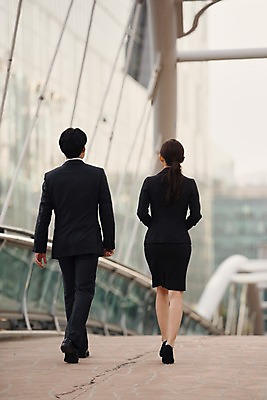 포토 JPG 주간 전신 여자 남자 비즈니스 직장 대화 사람 정장 20대 성인 야외 두명 뒷모습 걷기 한국인 직장인 비즈니스맨 비즈니스우먼 상사 동료 육교 성인만 판교 국내포토 자연요소 직업 옷 뷰포인트 회사 관계 모션 말하기 동양인 청년 다리_건축물 분당 파일형식