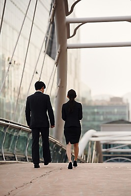 포토 JPG 주간 전신 여자 남자 비즈니스 직장 대화 사람 정장 20대 성인 야외 두명 뒷모습 걷기 한국인 직장인 비즈니스맨 비즈니스우먼 상사 동료 육교 성인만 판교 국내포토 자연요소 직업 옷 뷰포인트 회사 관계 모션 말하기 동양인 청년 다리_건축물 분당 파일형식