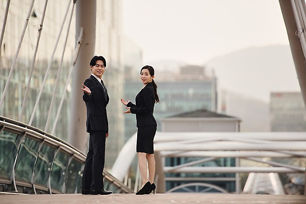 포토 JPG 주간 전신 응시 여자 남자 비즈니스 직장 서기 미소 사람 정장 손짓 20대 성인 야외 두명 일상 옆모습 한국인 직장인 비즈니스맨 비즈니스우먼 상사 동료 육교 성인만 판교 국내포토 자연요소 직업 시선 옷 뷰포인트 회사 관계 모션 표정 동양인 청년 라이프 다리_건축물 분당 파일형식