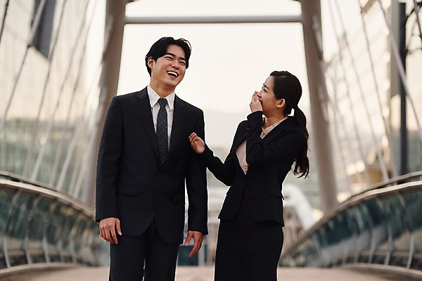 포토 JPG 주간 여자 남자 비즈니스 직장 대화 서기 웃음 사람 정장 상반신 20대 성인 야외 두명 앞모습 옆모습 한국인 직장인 비즈니스맨 비즈니스우먼 상사 동료 즐거움 육교 성인만 판교 국내포토 자연요소 직업 옷 감정 뷰포인트 회사 관계 모션 표정 말하기 동양인 청년 다리_건축물 분당 파일형식