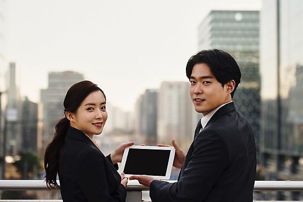 포토 JPG 주간 응시 여자 남자 비즈니스 직장 대화 미소 들기 사람 정장 빌딩 상반신 20대 성인 야외 두명 뒷모습 태블릿 한국인 직장인 비즈니스맨 비즈니스우먼 뒤돌아보기 상사 동료 육교 IT장비 성인만 판교 국내포토 자연요소 직업 시선 옷 뷰포인트 회사 관계 모션 표정 말하기 동양인 청년 건물 전자제품 스마트기기 장비 다리_건축물 분당 파일형식