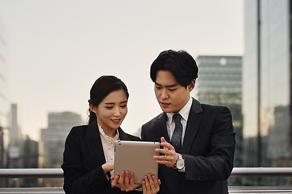 포토 JPG 주간 응시 여자 남자 비즈니스 직장 대화 미소 들기 사람 정장 상반신 20대 성인 야외 두명 일상 앞모습 스마트기기 태블릿 한국인 직장인 비즈니스맨 비즈니스우먼 상사 동료 육교 성인만 판교 국내포토 자연요소 직업 시선 옷 뷰포인트 회사 관계 모션 표정 말하기 동양인 청년 라이프 전자제품 다리_건축물 분당 파일형식