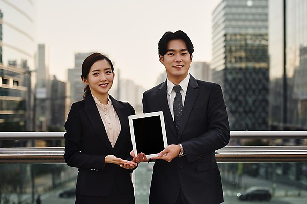 포토 JPG 주간 응시 여자 남자 비즈니스 난간 직장 미소 들기 사람 정장 손짓 상반신 20대 성인 야외 두명 앞모습 스마트기기 태블릿 한국인 직장인 비즈니스맨 비즈니스우먼 동료 육교 IT장비 성인만 판교 국내포토 자연요소 직업 시선 옷 뷰포인트 회사 관계 모션 표정 동양인 청년 전자제품 장비 다리_건축물 분당 파일형식