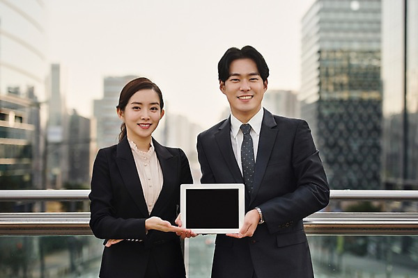 포토 JPG 주간 응시 여자 남자 비즈니스 난간 서기 미소 들기 사람 정장 손짓 상반신 20대 성인 야외 두명 앞모습 스마트기기 태블릿 한국인 직장인 비즈니스맨 비즈니스우먼 동료 육교 IT장비 성인만 판교 국내포토 자연요소 직업 시선 옷 뷰포인트 관계 모션 표정 동양인 청년 전자제품 장비 다리_건축물 분당 파일형식